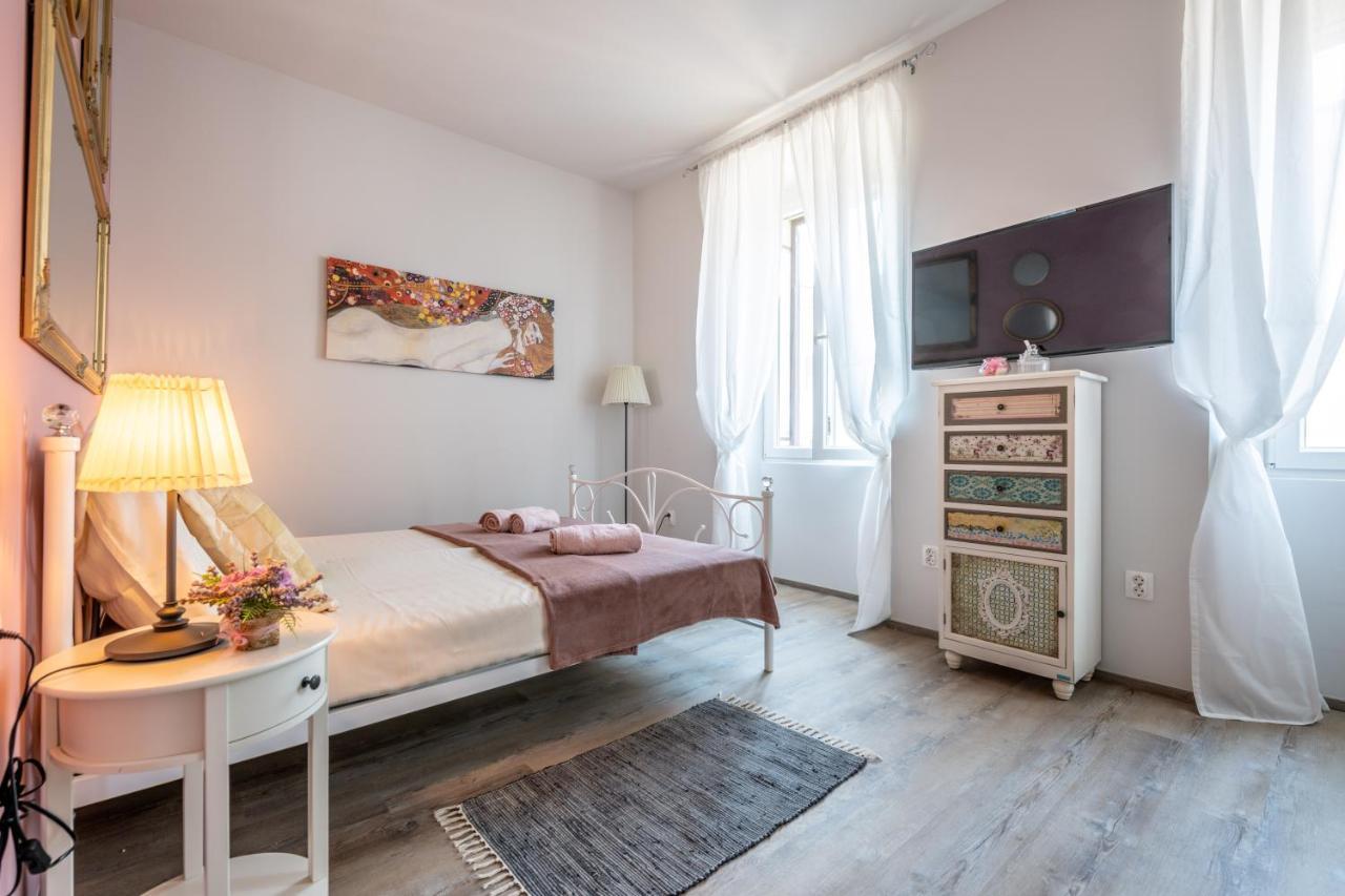 PUY Old City Romantic Studios 4 With Free Private Parking מראה חיצוני תמונה