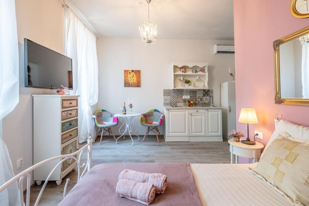 PUY Old City Romantic Studios 4 With Free Private Parking מראה חיצוני תמונה