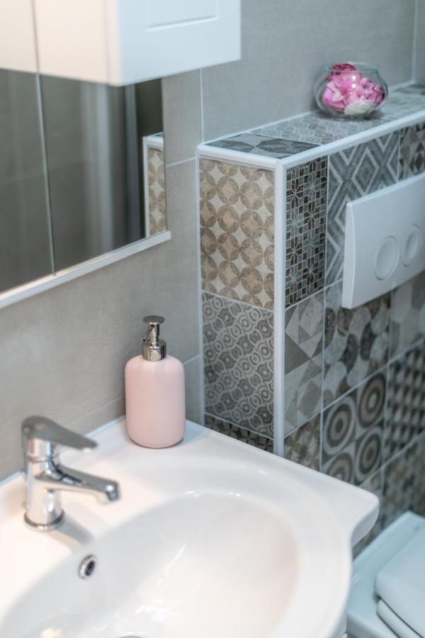 PUY Old City Romantic Studios 4 With Free Private Parking מראה חיצוני תמונה